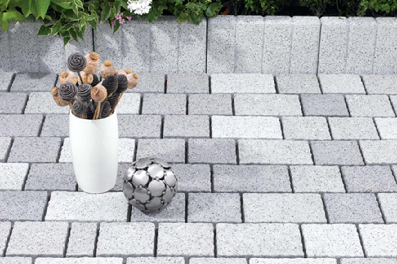 Pavaj cu pavele de beton la exterior cu decor