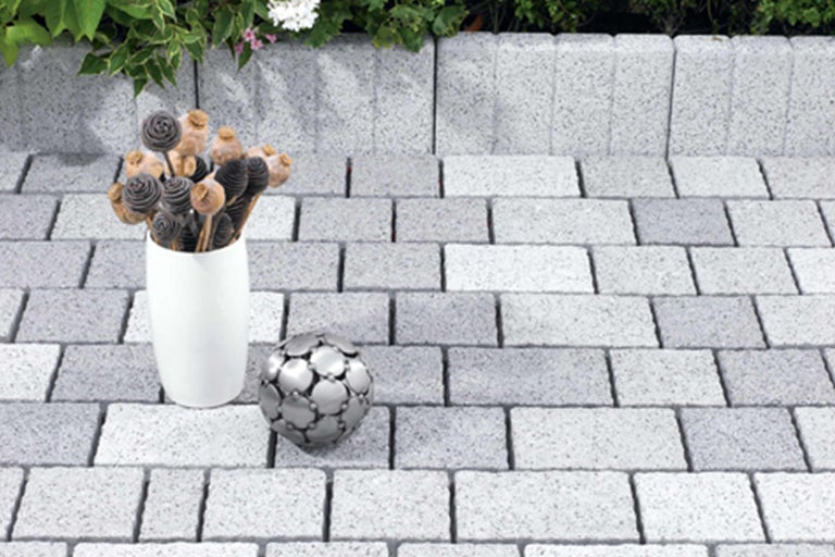 Pavaj cu pavele de beton la exterior cu decor