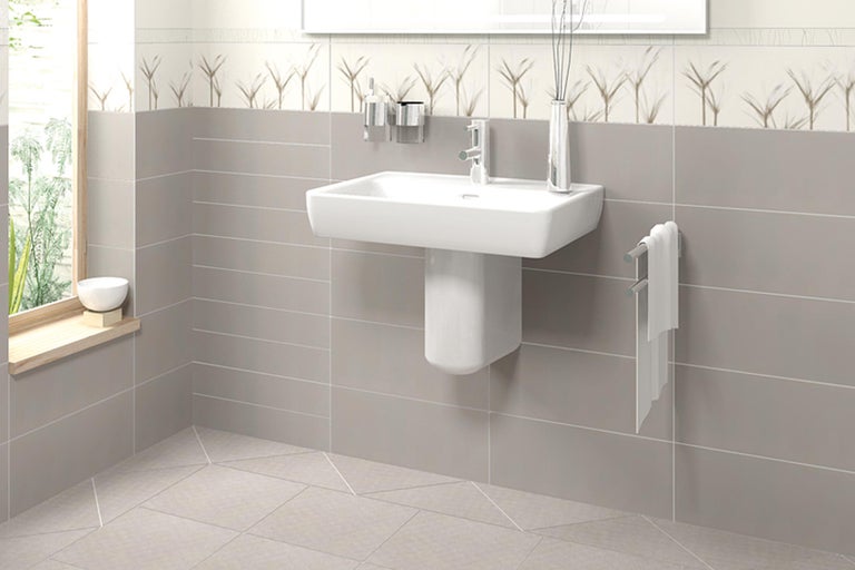 Baie modernă cu chiuvetă, faianță și fereastră