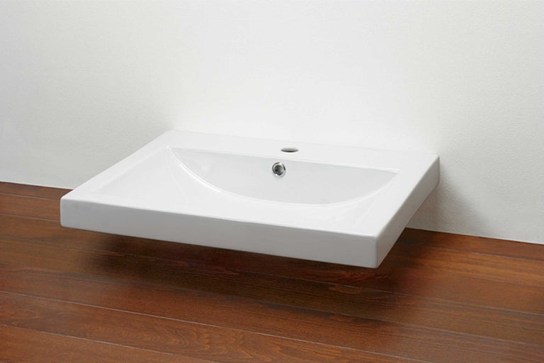 Chiuvetă ceramică pentru montare pe perete în baie.