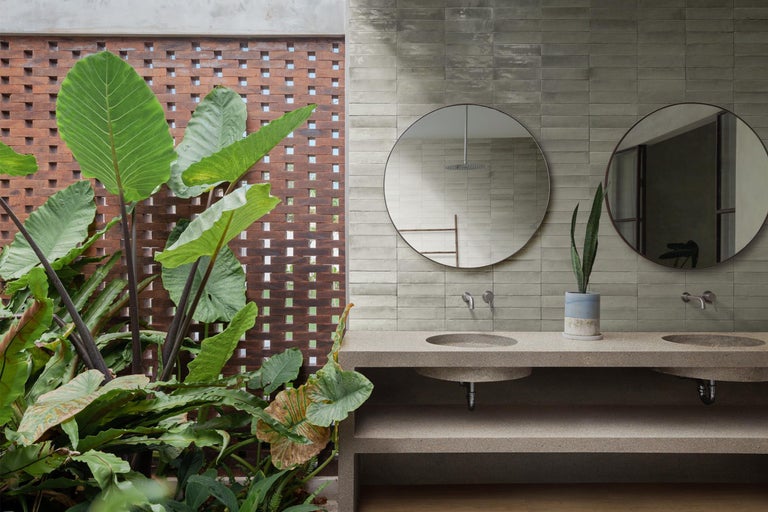 Baie cu lavoar, oglinzi, plante și zidărie