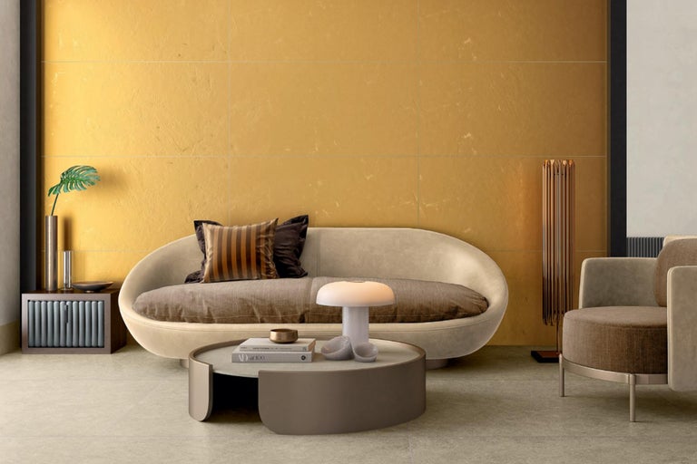 Living cu canapea, fotoliu, masă și plăci de perete pentru o ambianță modernă