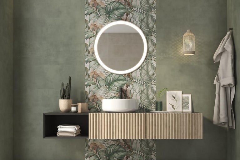 Baie modernă cu lavoar, oglindă, plante și accente tropicale