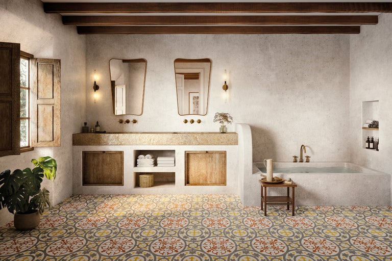 Baie cu lavoar, oglinzi, cadă și gresie cu model