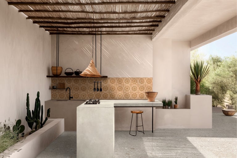 Bucătărie exterioară cu plită, chiuvetă, perete cu gresie, placare tavan și decor