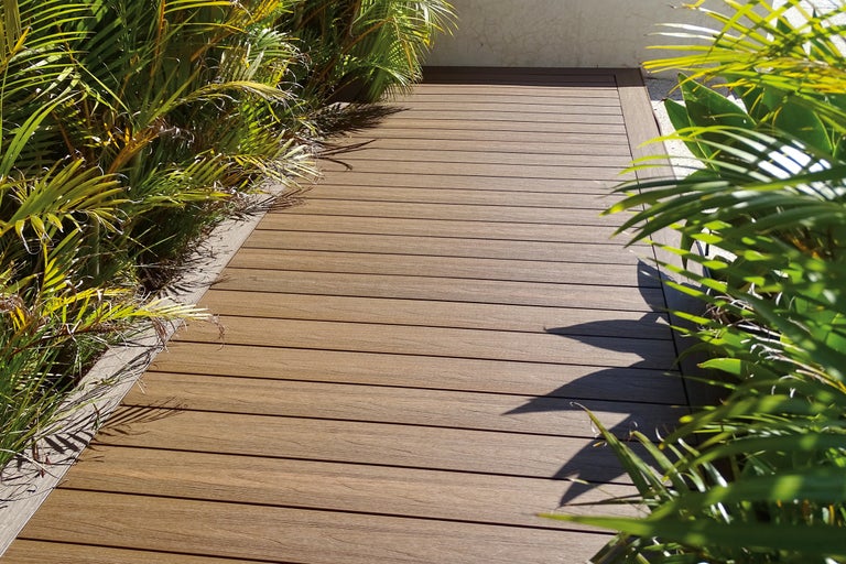 Terasa din lemn cu plante tropicale