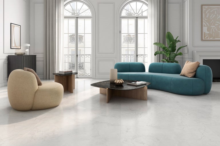 Living luminos cu canapea albastră, fotoliu și podea de marmură