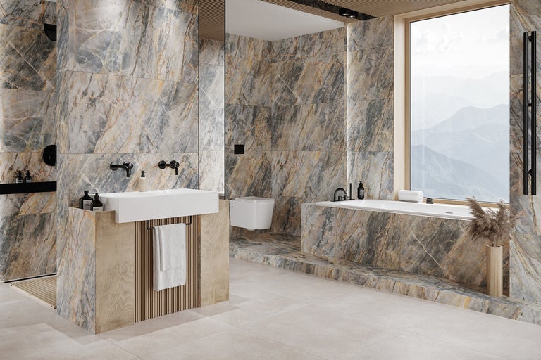 Baie luminoasă cu gresie de marmură, chiuvetă, cadă și fereastră cu vedere la munte