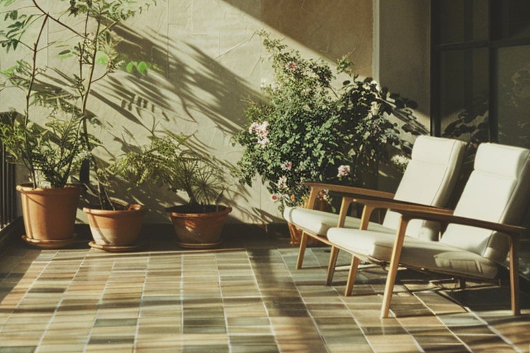 Terasa luminoasă cu plante în ghiveci și două fotolii