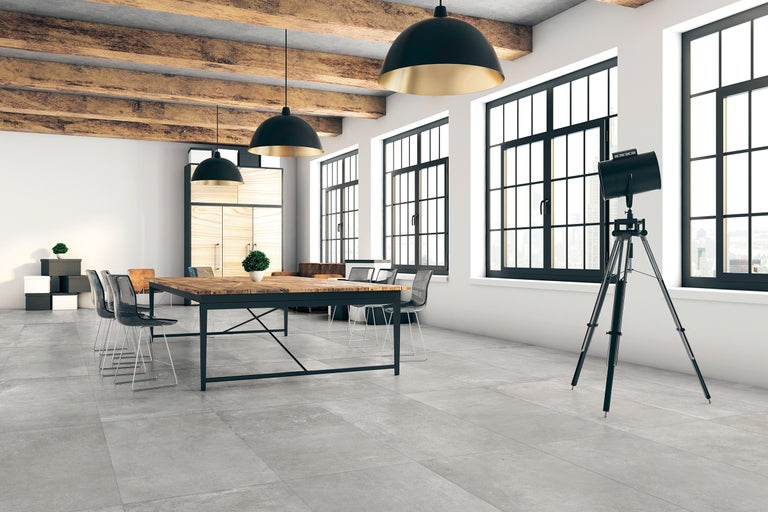 Cameră luminoasă cu grinzi din lemn, masă de sufragerie, scaune și lampă de podea