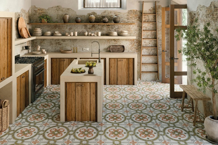 Bucătărie luminoasă în stil rustic cu insulă de bucătărie, rafturi, scară și gresie cu model