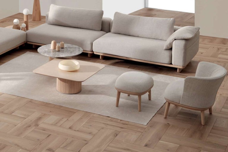 Living cu canapea de colț, fotoliu, taburet, măsuță de cafea și covor