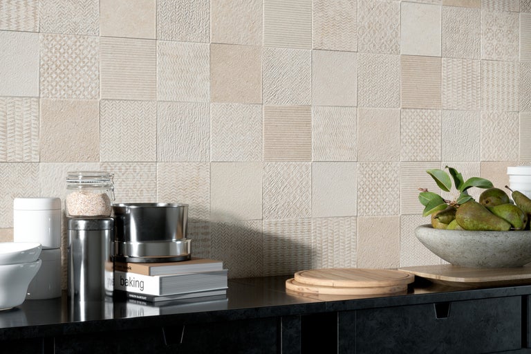 Decor de perete cu plăci pătrate în diferite modele în bucătărie