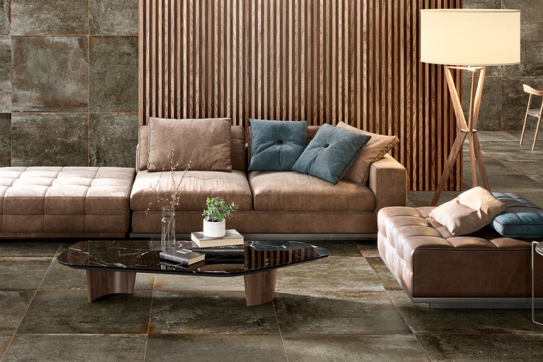 Living cu canapea maro, măsuță de cafea, lampadar și placare de perete