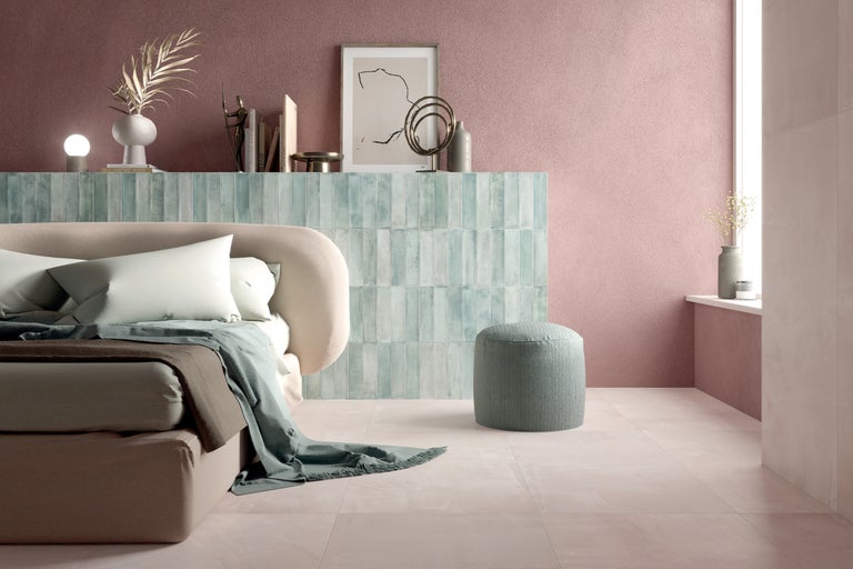 Dormitor cu pat, noptieră, taburet și gresie