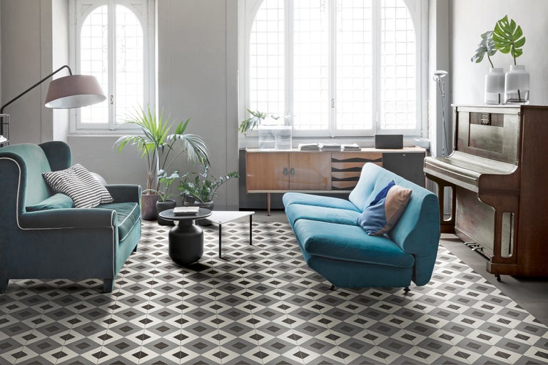 Living cu canapea, fotoliu, masă, comodă, pian și gresie cu model geometric