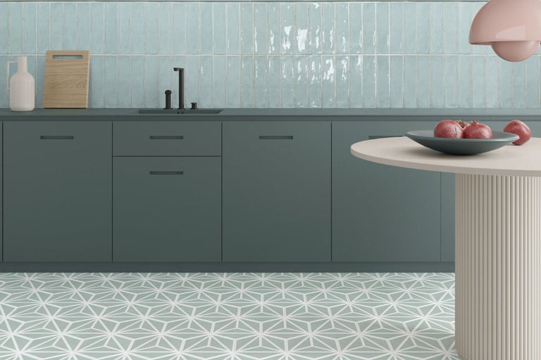 Scenă de bucătărie cu chiuvetă, blat, gresie și masă