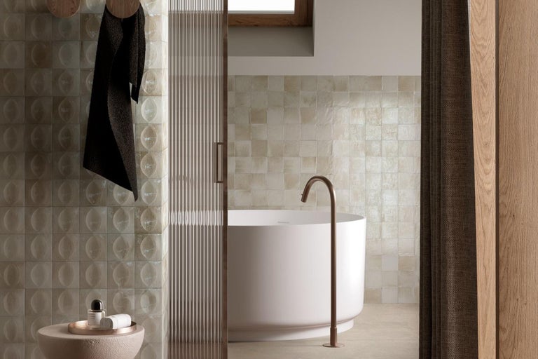 Baie cu cadă, faianță și prosop