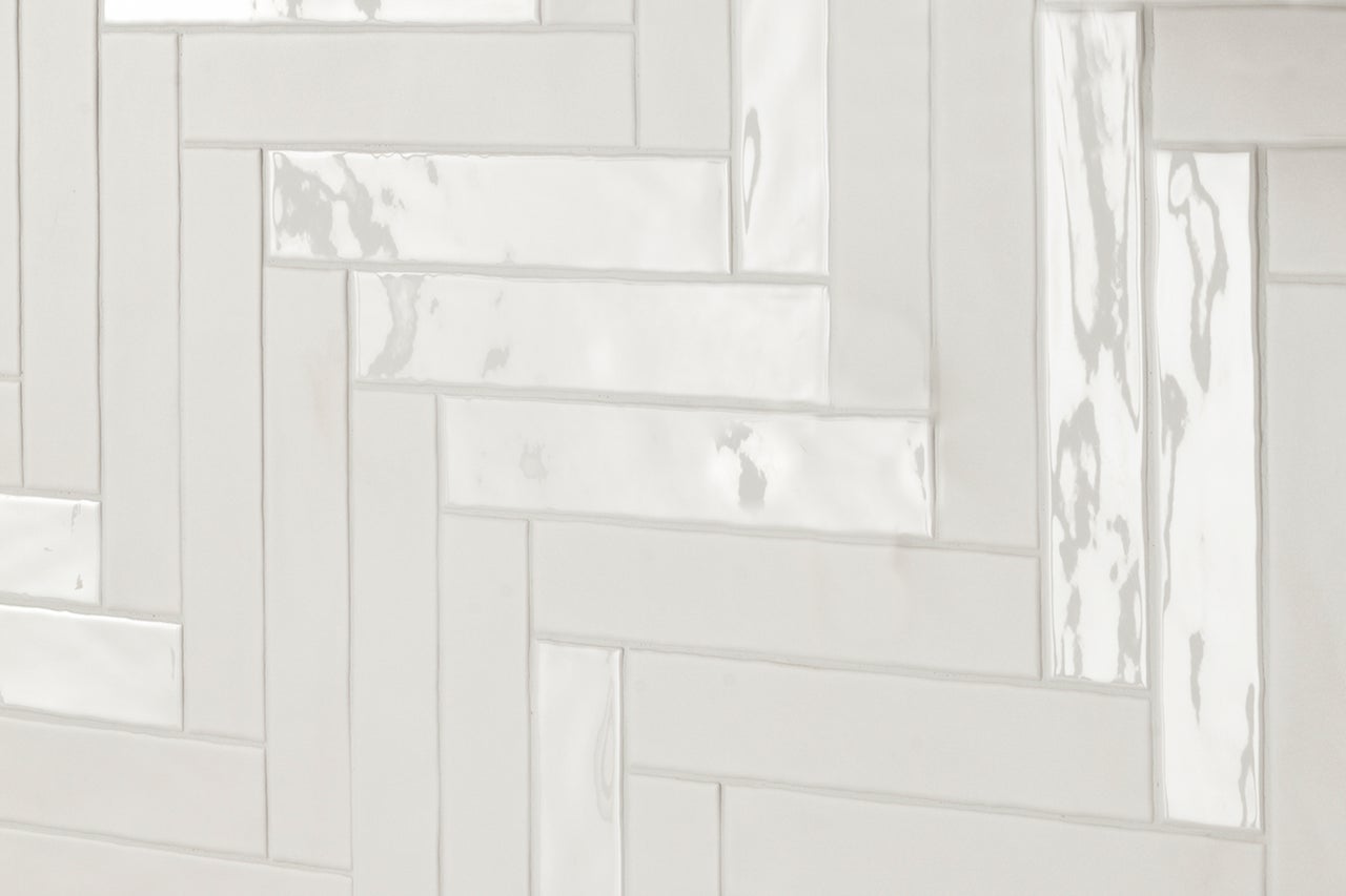 Plăci dreptunghiulare deschise la culoare în model herringbone