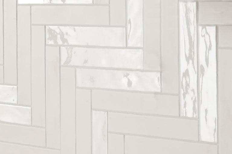 Plăci dreptunghiulare deschise la culoare în model herringbone