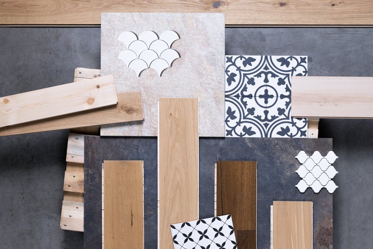 O selecție de pardoseli și plăci, inclusiv scânduri de lemn și modele decorative de plăci.