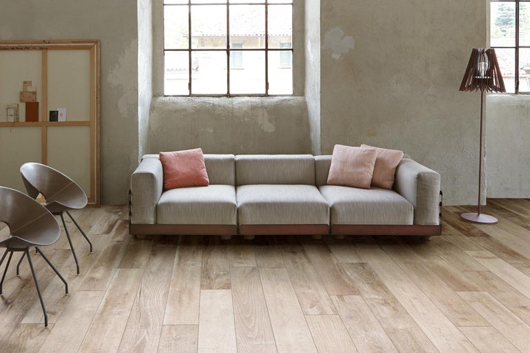 Cameră de zi cu canapea, scaune, lampă de podea și podea din lemn