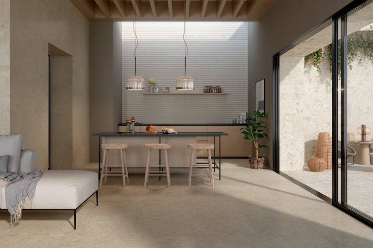 Cameră de zi luminoasă cu chicinetă, scaune și pardoseală cu gresie