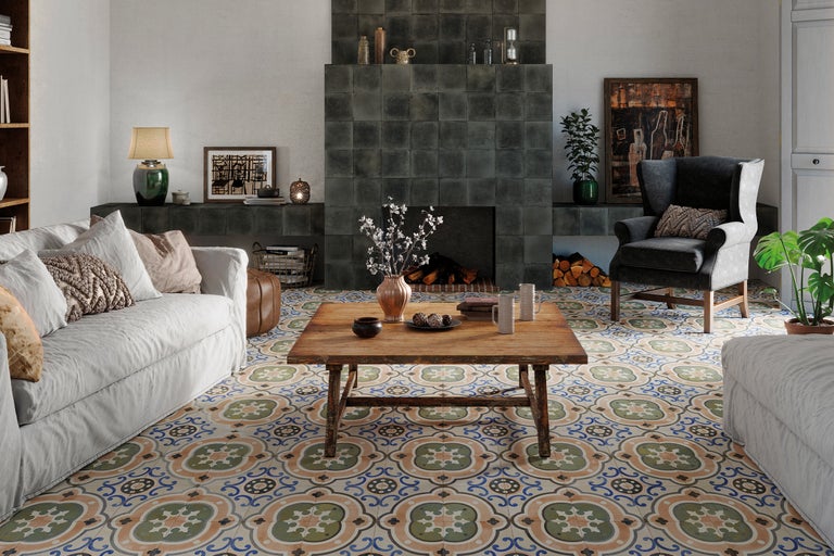 Cameră de zi cu canapea, fotoliu, masă din lemn și șemineu cu plăci de faianță