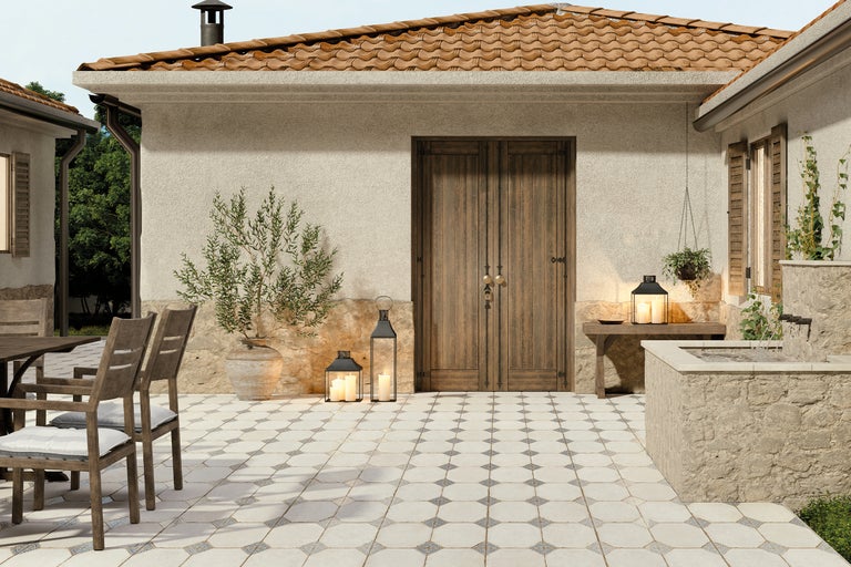 Spațiu exterior cu gresie, mobilier de grădină și elemente decorative pentru un design stilat.