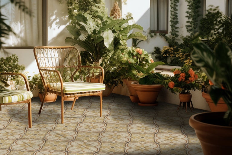 Zonă de terasă decorativă cu mobilier din ratan și plante în ghivece pe o podea cu model.