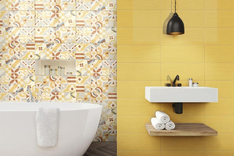 Baie cu cadă, chiuvetă și faianță galbenă