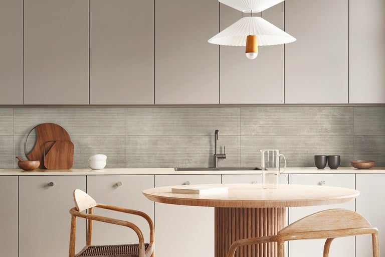 Bucătărie luminoasă cu masă și scaune, combinată cu dulapuri de bucătărie și plăci de faianță