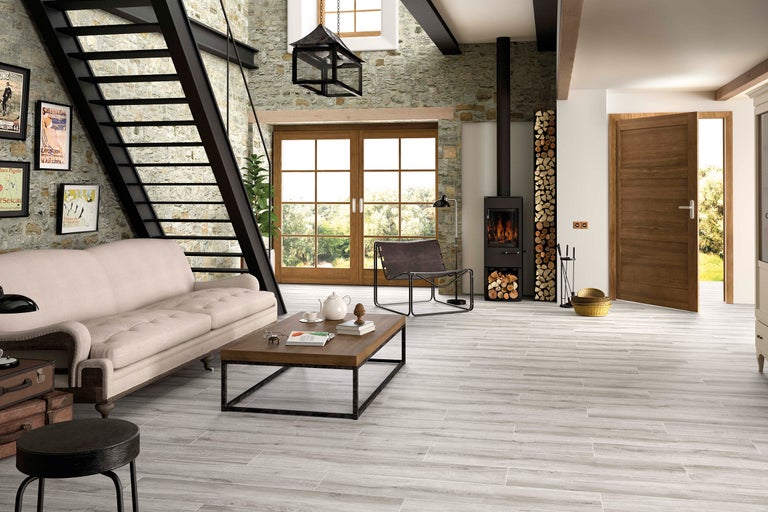 Cameră de zi cu scară, sobă și podea din lemn cu aspect de lemn