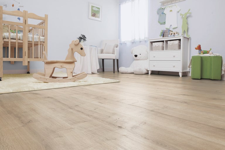 Cameră pentru copii cu pătuț, cal balansoar din lemn, comodă și jucării