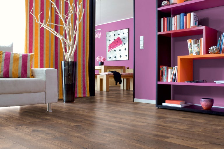 Cameră de zi cu podea laminată, canapea, perdele și bibliotecă pentru o ambianță modernă de locuit