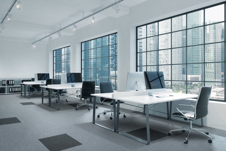 Birou luminos cu birouri, scaune de birou și vedere spre oraș
