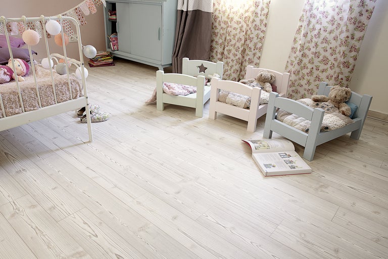 Cameră de joacă pentru copii cu podea din lemn, pătuțuri pentru păpuși și jucării