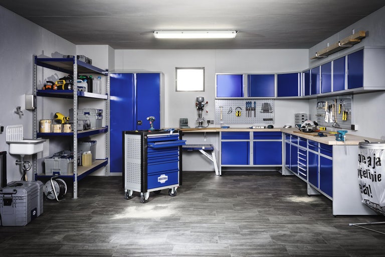 Atelier cu dulap de scule, banc de lucru, rafturi și unelte pentru bricolaj