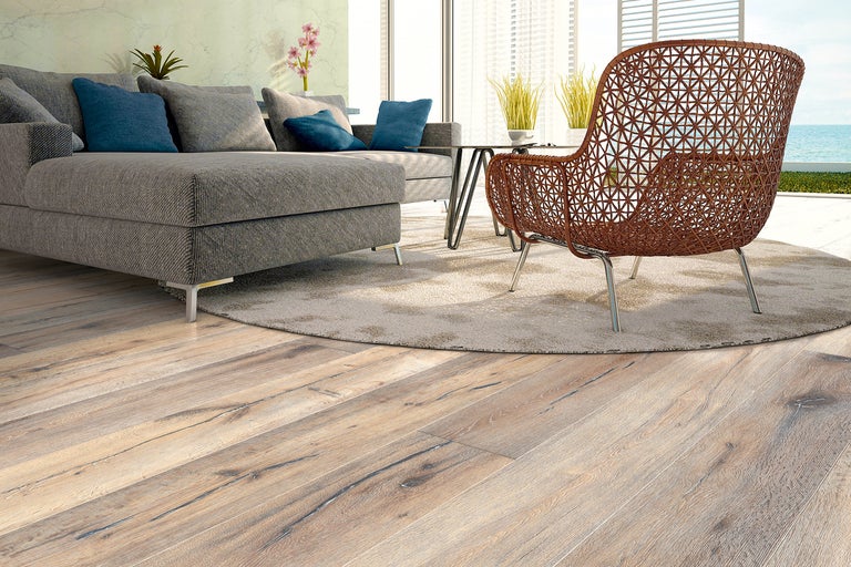 Cameră de zi cu canapea, masă și fotoliu maro din răchită pe podea de lemn