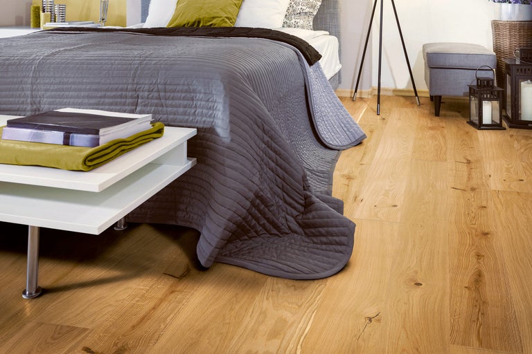 Dormitor cu podea din lemn, pat și noptieră