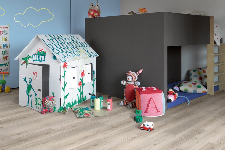 Cameră de joacă pentru copii cu căsuță de joacă pictată, pat pentru copii și jucării