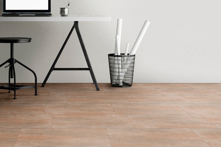 Interior cu birou, scaun și gresie cu aspect de lemn