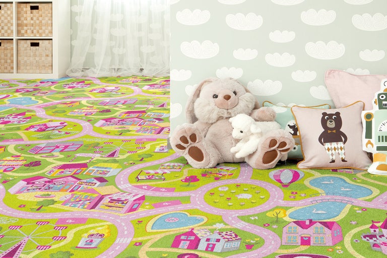 Cameră de joacă cu covor de joacă, jucării și rafturi