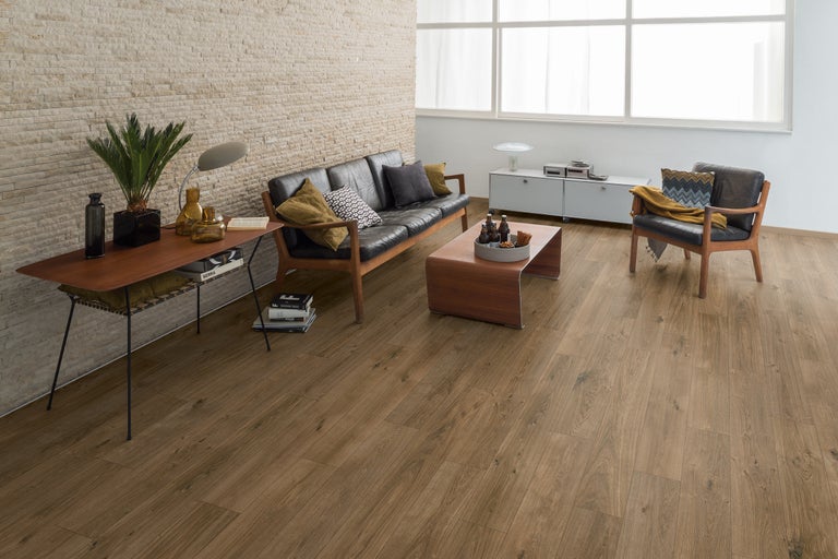 Cameră de zi cu pardoseală aspect lemn, canapea și fotoliu