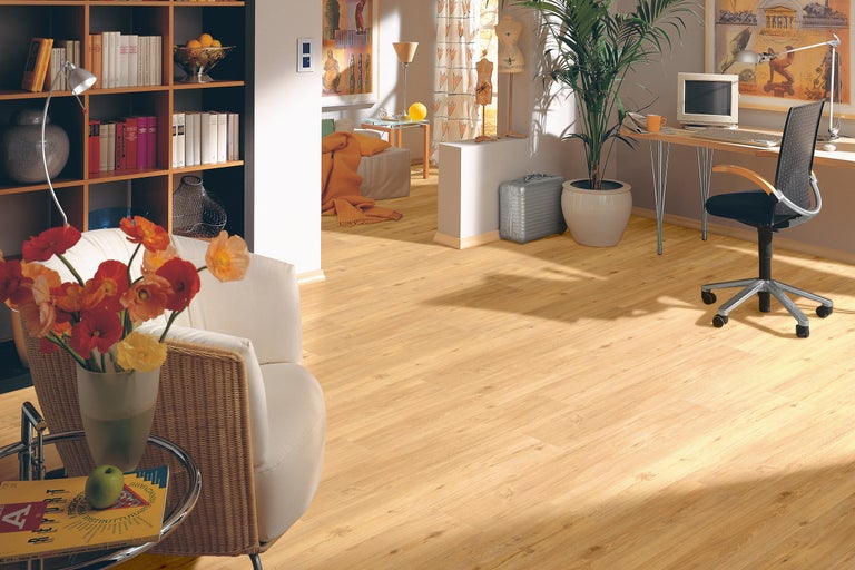 Cameră de zi cu podea laminată, bibliotecă și birou