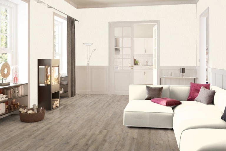 Cameră de zi luminoasă cu canapea, sobă și podea de lemn