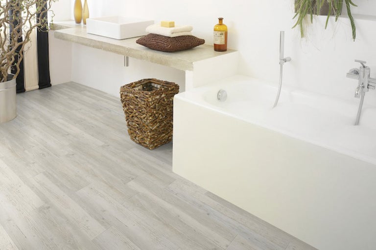 Baie cu cadă, chiuvetă și podea deschisă la culoare din lemn