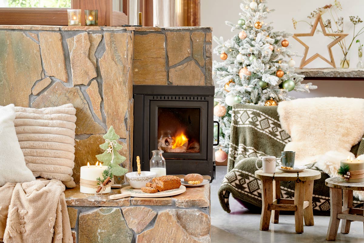 Scenă confortabilă de living cu șemineu, brad de Crăciun și decorațiuni pentru o atmosferă festivă