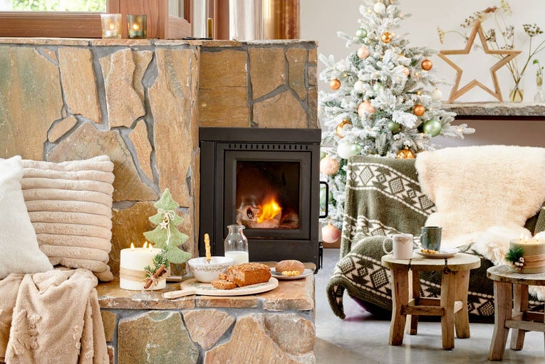 Scenă confortabilă de living cu șemineu, brad de Crăciun și decorațiuni pentru o atmosferă festivă
