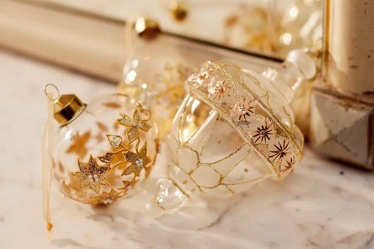 Globuri decorative de Crăciun cu ornamente florale